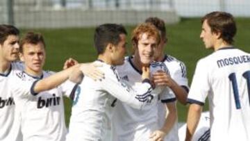 &Aacute;lex, en medio, felicitado tras marcar de penalti.