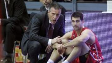 Joaquin Ruiz, junto a Kevin Lisch, durante un partido esta temporada.