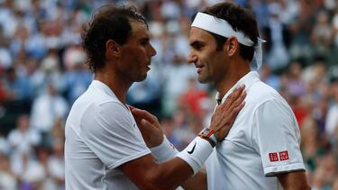 Federer y Nadal se saludan tras la semifinal de Wimbledon 2019.