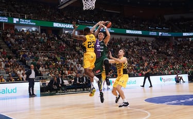 El Unicaja sigue de fiesta y solventa con autoridad su clásico ante el Tenerife