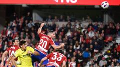 GRANADA, 30/10/2023.- El centrocampista del Granada, Sergio Ruiz (2d), cabecea el balón ante el delantero del Villarreal, Gerard Moreno, durante el encuentro correspondiente a la jornada 11 de primera división que disputan hoy lunes en el estadio Nuevo Los Carmenes de Granada. EFE / Miguel Ángel Molina.
