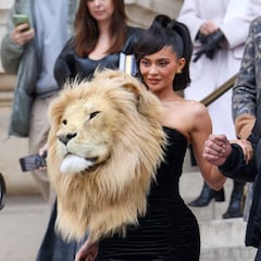 Irina Shayk y Kylie Jenner lucen un vestido con una cabeza de león