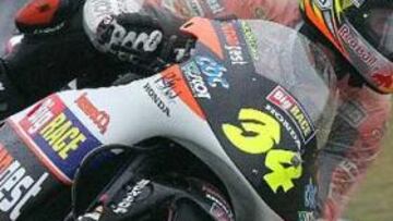 <B>EL MÁS RÁPIDO.</B> El italiano Andrea Dovizioso registró el mejor tiempo en la categoría de 250cc.
