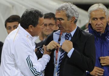 Al final del encuentro, Carlos Parreira fue a saludar a su homólogo francés, Raymond Domenech, pero si embargo el seleccionador galo no quiso y le recriminó con gesto. En la rueda de prensa al final del partido le preguntaron sobre este asunto y Domenech no quiso responder. "Hay alguna otra pregunta". Hasta tres veces tuvo que decir eso ante la insistencia de los periodistas.