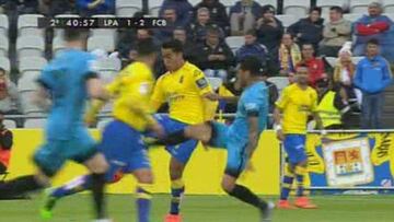 Dani Alves pudo ver la tarjeta roja por una entrada a Araujo