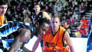 <b>VICTORIA. </b>Ferrán Laviña lucha por un balón con Barbour.