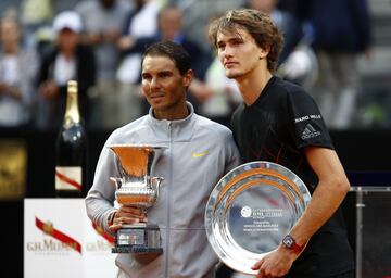 El español comenzó arrasando a Zverev, después sufrió mucho y tras dos parones de casi una hora por la lluvia remontó para levantar el 78º trofeo de su carrera.