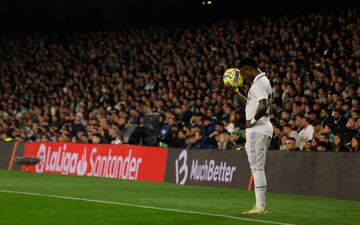 Vinicius espera con el balón en la mano a realizar un saque de banda.