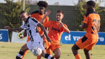 GRAF6906. SAN PEDRO DEL PINATAR (MURCIA), 29/08/2020.- El delantero del Levante Roger Mart&iacute;n (i), pugna por el bal&oacute;n ante el central del Valencia C.F Guill&eacute;n Molina (c) hoy s&aacute;bado durante el partido amistoso que est&aacute;n di