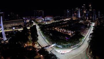 Carlos Sainz recorriendo el circuito de Marina Bay.