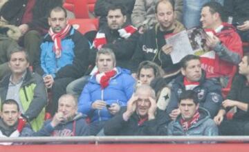 Josu Urrutia viendo el partido desde la grada. 