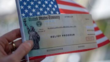 Cheque de estímulo con la bandera de Estados Unidos