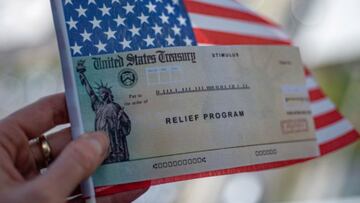 Cheque de est&iacute;mulo con la bandera de Estados Unidos