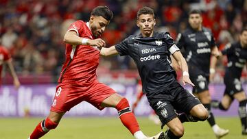 MEX105. TOLUCA (MÉXICO), 18/01/2025.- Alexis Vega (i) del Toluca disputa un balón con Héctor Moreno del Monterrey, este sábado durante un partido por la segunda jornada del Torneo Clausura 2025 de la Liga MX en el estadio Nemesio Diez, en Toluca (México). EFE/ Felipe Gutiérrez