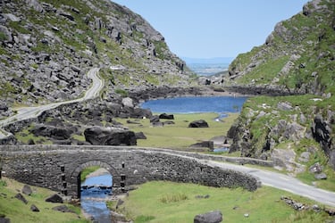 Situado en el condado de Kerry, fue el primer parque nacional creado en Irlanda (1932) y es, para muchos, el lugar más hermoso del país. Con más de 10.000 hectáreas, combina lagos cristalinos, montañas de arenisca y bosques de robles y tejos que parecen sacados de una leyenda celta. Es el corazón de la famosa ruta del Anillo de Kerry.