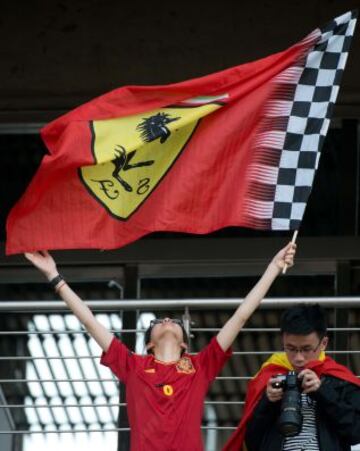 Aficionados de Ferrari con la camiseta de la selección española en las gradas del circuito de Shanghai.