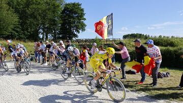 Tadej Pogacar lidera un tramo de gravel en el grupo de favoritos en la novena etapa del Tour.