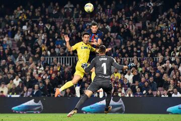 Jeremías Ledesma observa el salto y la pugna por el balón entre Robert Lewandowski e Iza Carcelén.