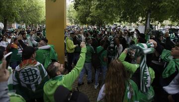 Seguidores del Real Betis por las calles de Sevilla.