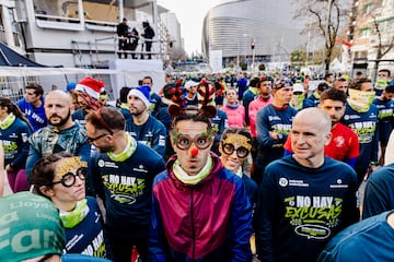 Varios corredores disfrazados antes de la carrera Popular San Silvestre Vallecana 2023.