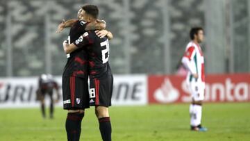 CDA018. SANTIAGO (CHILE), 24/04/2019.- Los jugadores de River Plate Javier Pinola (i) y Lucas Martínez celebran este miércoles al final de un partido del grupo A de la Copa Libertadores contra Palestino, en el estadio Monumental de Santiago (Chile). EFE/ Alberto Valdés