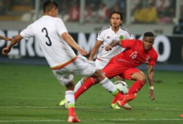 LIM23. LIMA (PERÚ), 03/06/2015.- Jefferson Farfan (d) de Perú disputa el balón con jugadores de México hoy, miércoles 3 de junio de 2015, durante un partido amistoso preparatorio para la Copa América 2015, celebrado en Lima (Perú). EFE/Paolo Aguilar