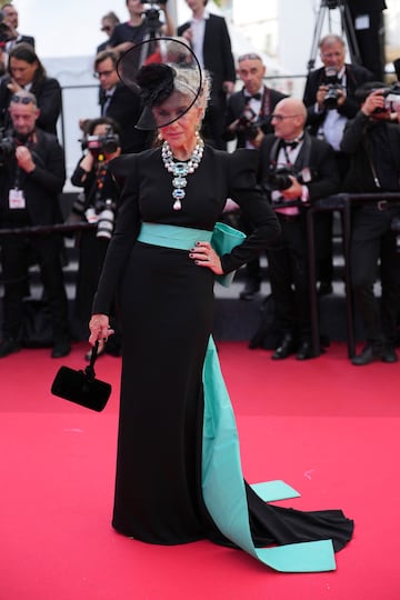 Helen Mirren posa para los fotógrafos a su llegada al estreno de la película 'Colours of Time'.