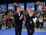 El presidente del PP, Alberto Núñez Feijóo (i), y el candidato del PP a la reelección como presidente en la Junta de Castilla y León, Alfonso Fernández Mañueco (d), participan en un acto de cierre de campaña, a 13 de marzo de 2026, en Valladolid, Castilla y León (España). El PP celebra en la Feria de Valladolid su gran acto final de campaña para las autonómicas del 15 de marzo, con Mañueco arropado por Alberto Núñez Feijóo, en un mitin pensado para exhibir unidad interna, fortaleza territorial y reclamar la concentración del voto de centroderecha en torno al partido.
13 MARZO 2026;MITIN;CIERRE DE CAMPAÑA;CAMPAÑA ELECTORAL;ELECCIONES;CAMPAÑA AUTONÓMICA;MILITANTES;PARTIDO POPULAR;
Photogenic/Claudia Alba / Europa Press
13/03/2026