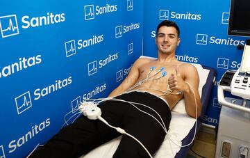 Brahim acudi¨® al Hospital Universitario Sanitas La Moraleja, donde pas¨® satisfactoriamente el reconocimiento m¨¦dico previo a su acto de presentaci¨®n en la Ciudad Real Madrid.