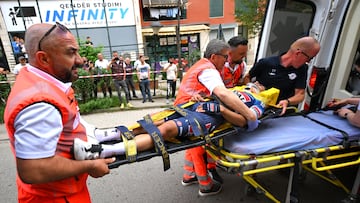 El ciclista español Mikel Landa es trasladado en camilla tras su caída en la primera etapa del Giro de Italia 2025.