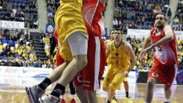 NERVIOS. Uriz (Tenerife) penetra defendido por Álex Hernández.