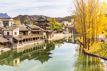 Un lugar idlico que parece una postal. En l podrs disfrutar de actividades tradicionales, desde hacer vino de arroz hasta te?ir ropa. Rodeada de la Gran Muralla est situada en noreste de Beijing, en el distrito de Miyun.