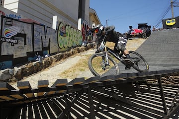 Valparaiso, 11 febrero 2018.
Decimosexta version del Red Bull Valparaiso Cerro Abajo, principal carrera de descenso urbano en Chile, realizada entre calles, escaleras y callejones de la ciudad puerto.
Sebastian Cisternas/Photosport.