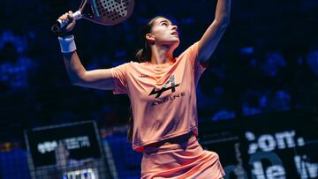 Claudia Fernández realiza una bandeja durante el Madrid P1 de Premier Padel.