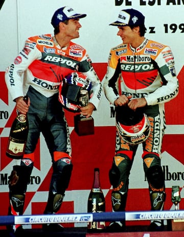 Fueron compañeros de equipo pero no amigos dentro de él. Dohaan ganó cinco mundiales con Honda, y el español fue el que estuvo más cerca de destronarle. Su batalla se pudo palpar en Australia en la temporada de 1996 cuando ambos se tocaron y cayeron al suelo. 