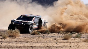 Qatari Driver Nasser al-Attiyah and navigator France's Edouard Boulanger race their Dacia Sandrider during stage 3 of the 47th Dakar Rally between Bisha and al-Henakiyah, on January 7, 2025. (Photo by Valery HACHE / AFP)