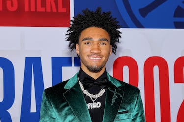 Jalen Hood-Schifino, base de la Universidad de Indiana, apareció con esta  chaqueta verde y un brillante collar con su mote, Fino.