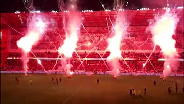 Los escarlatas celebraron con espectacular n&uacute;mero de fuegos artificiales al final del encuentro contra el Atl&eacute;tico de Madrid.