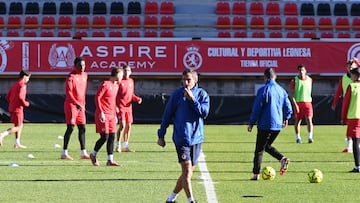 LEON, 30/12/25 Entrenamiento de Cultural y Deportiva Leonesa , hoy en el estadio Reino de León,donde acudieron alrededor de 2000 aficionados. Ziganda.