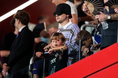 Bizarrap, productor discográfico, compositor y DJ argentino, en el palco del estadio Johan Cruyff disfrutando del Trofeo Gamper entre el Fútbol Club Barcelona y el Como.