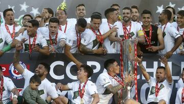 Futbol, Universidad de Chile vs Santiago Wanderers
Final Copa Chile 2017
Los jugadores de Santiago Wanderers celebran con el trofeo de la Copa Chile 2017 tras el partido contra Universidad de Chile disputado en el estadio Ester Roa de Concepcion, Chile.
11/11/2017
Andres Pina/Photosport
Football, Universidad de Chile vs Santiago Wanderers
Copa Chile Championship Final
Santiago Wanderers players celebrate with the Copa Chile Championship 2017 trophy after the final match against Universidad de Chile at the Ester Roa stadium in Concepcion, Chile.
11/11/2017
Andres Pina/Photosport