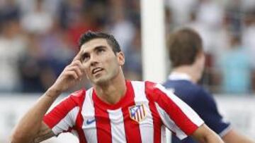 <b>TENTADOR. </b>Reyes celebra un gol mirando al cielo.