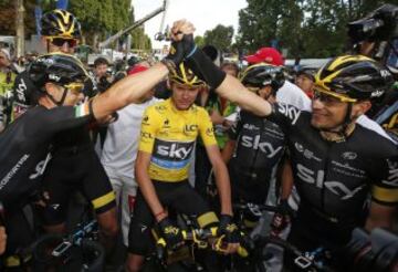 El equipo Sky celebra la victoria final de Chris Froome.