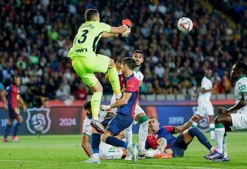 Robert Lewandowski se protege de la salida de David Soria para despejar de puños el balón.