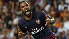 Lacazette, por quien el Atl&eacute;tico ha reavivado su inter&eacute;s tras la marcha de Griezmann, celebra un gol en el Valencia-Arsenal de Europa League.