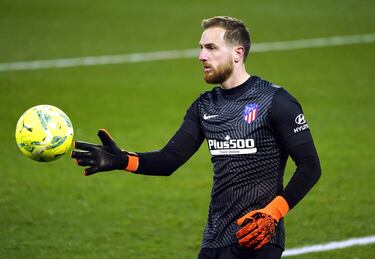 El esloveno llegó en el verano de 2014 desde el Benfica como el portero más caro de LaLiga (16M€) para suplir a Courtois. Y sus primeros meses no fueron fáciles, donde una lesión en pretemporada y un mal debut ante Olympiacos le llevó a ser suplente de Moyá. Pero el 17 de marzo de 2015 cambió su carrera en el Atlético. Suplió al balear contra el Bayer Leverkusen en los octavos de Champions, paró un penalti en la tanda y desde entonces se asentó en la meta hasta convertirse probablemente en el mejor portero del mundo y actualmente el más valioso para Transfermarkt. Exhibiciones como la de Múnich, Liverpool o la parada triple ante el propio Leverkusen son historia del club. Ahora, como segundo capitán, espera levantar títulos en una temporada donde, si no pasa nada, alcanzará los 300 encuentros de rojiblanco. Y sólo tiene 28 años.  