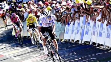 El ciclista esloveno Tadej Pogacar ataca ante Jonas Vingegaard en las rampas finales del Grand Colombier en el Tour de Francia 2023.