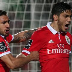 Doblete de Raúl Jiménez mantiene a Benfica en la cima