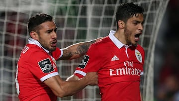 El atacante mexicano marcó dos goles, uno de ellos de penal para remontar el partido ante el Vitória Setúbal.