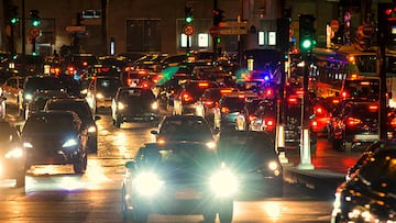 RUSH TIME IN THE PARISIAN STREETS